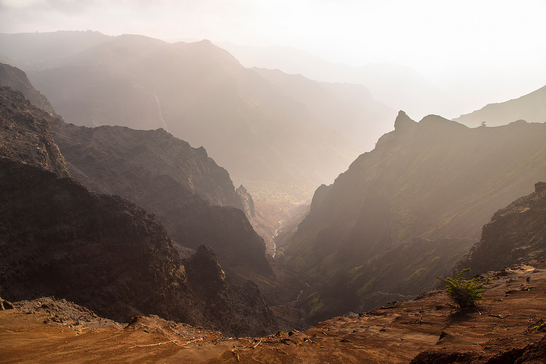 Vog Sunrise in Waimea Canyon (2)