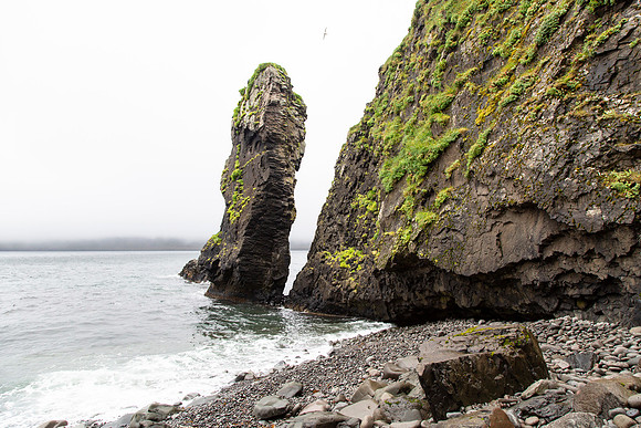 Moss-covered cliff along the trail to Hloduvik