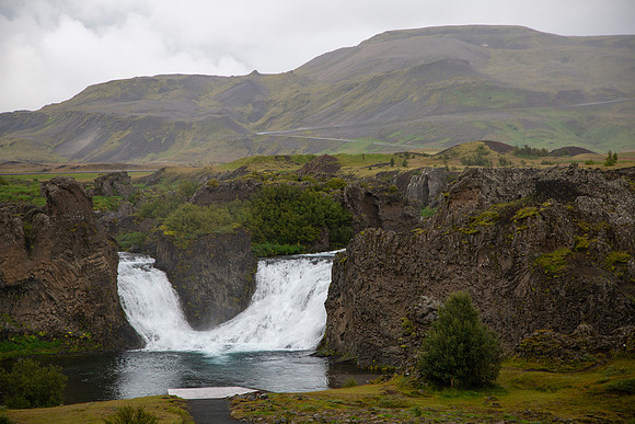 Hjálparfoss and mountains