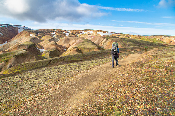 Corrie and colorful formations on the Laugavegur Trail (2)