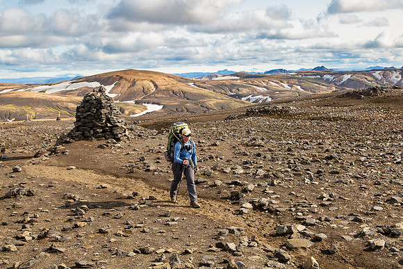 Corrie hikes the trail to Hrafntinnusker (3)