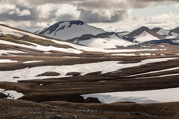 Hikers head to Álftavatn from Hrafntinnusker
