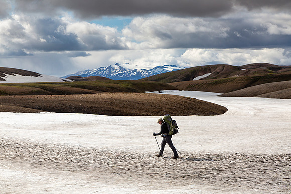 Corrie hikes the trail to Álftavatn from Hrafntinnusker