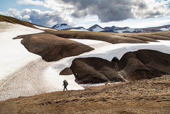 Corrie hikes the trail to Álftavatn from Hrafntinnusker (2)