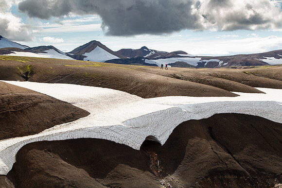 Hikers headed to Hrafntinnusker from Álftavatn