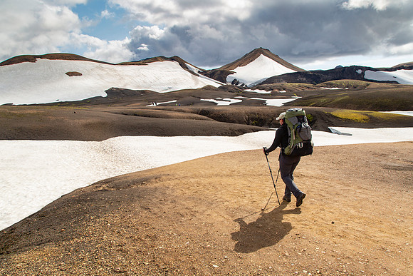 Corrie hikes the trail to Álftavatn from Hrafntinnusker (3)