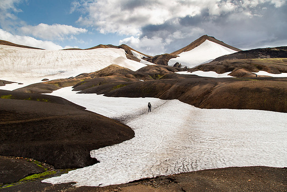 Corrie hikes the trail to Álftavatn from Hrafntinnusker (4)