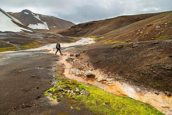 Corrie hikes the trail to Álftavatn from Hrafntinnusker (6)