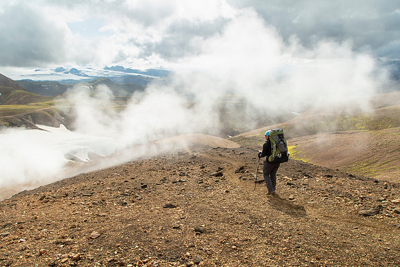 Corrie hikes the trail to Álftavatn from Hrafntinnusker (7)