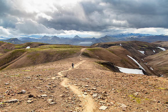 Corrie hikes the trail to Álftavatn from the pass