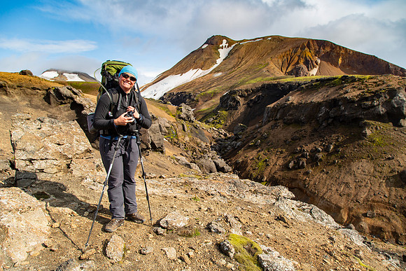Corrie hikes the trail to Álftavatn from the pass (2)