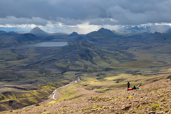 Hikers along the trail to Álftavatn from the pass