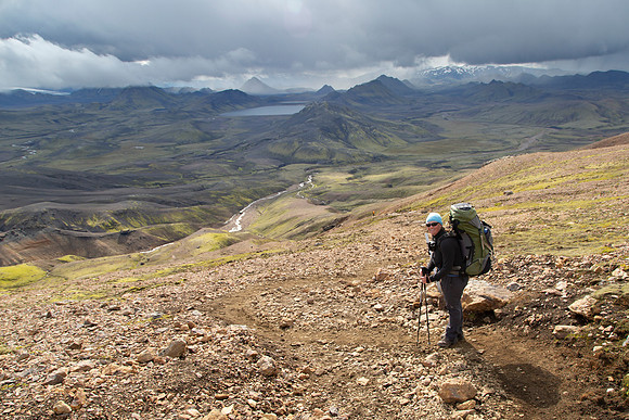 Corrie hikes the trail to Álftavatn from the pass (3)