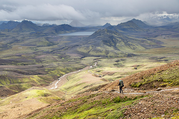 Corrie hikes the trail to Álftavatn from the pass (4)