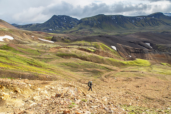 Corrie hikes the trail to Álftavatn from the pass (5)