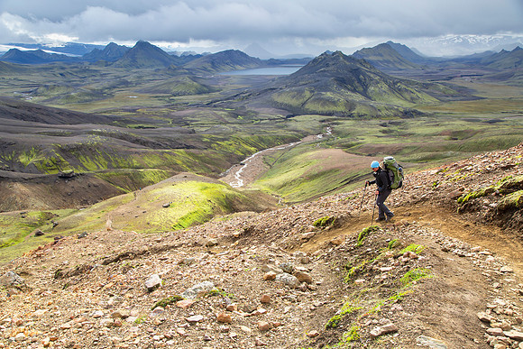 Corrie hikes the trail to Álftavatn from the pass (6)