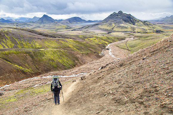 Corrie hikes the trail to Álftavatn from the pass (7)