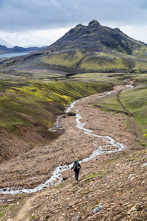 Corrie hikes the trail to Álftavatn from the pass (8)