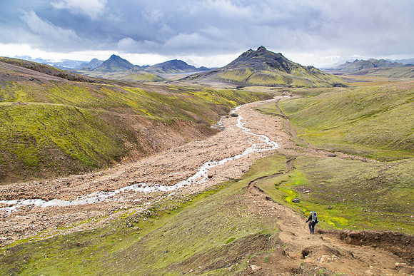 Corrie hikes the trail dropping down to Álftavatn from the pass