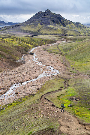Corrie hikes the trail dropping down to Álftavatn from the pass (2)