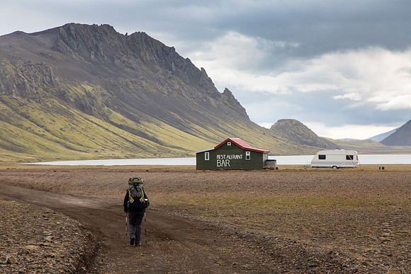 Corrie arrives at Álftavatn (2)