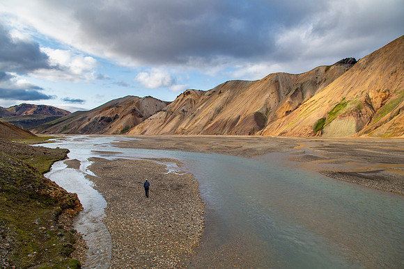 Corrie hikes back to camp in Landmannalaugar (2)