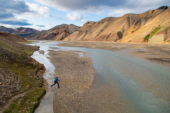 Corrie hikes back to camp in Landmannalaugar