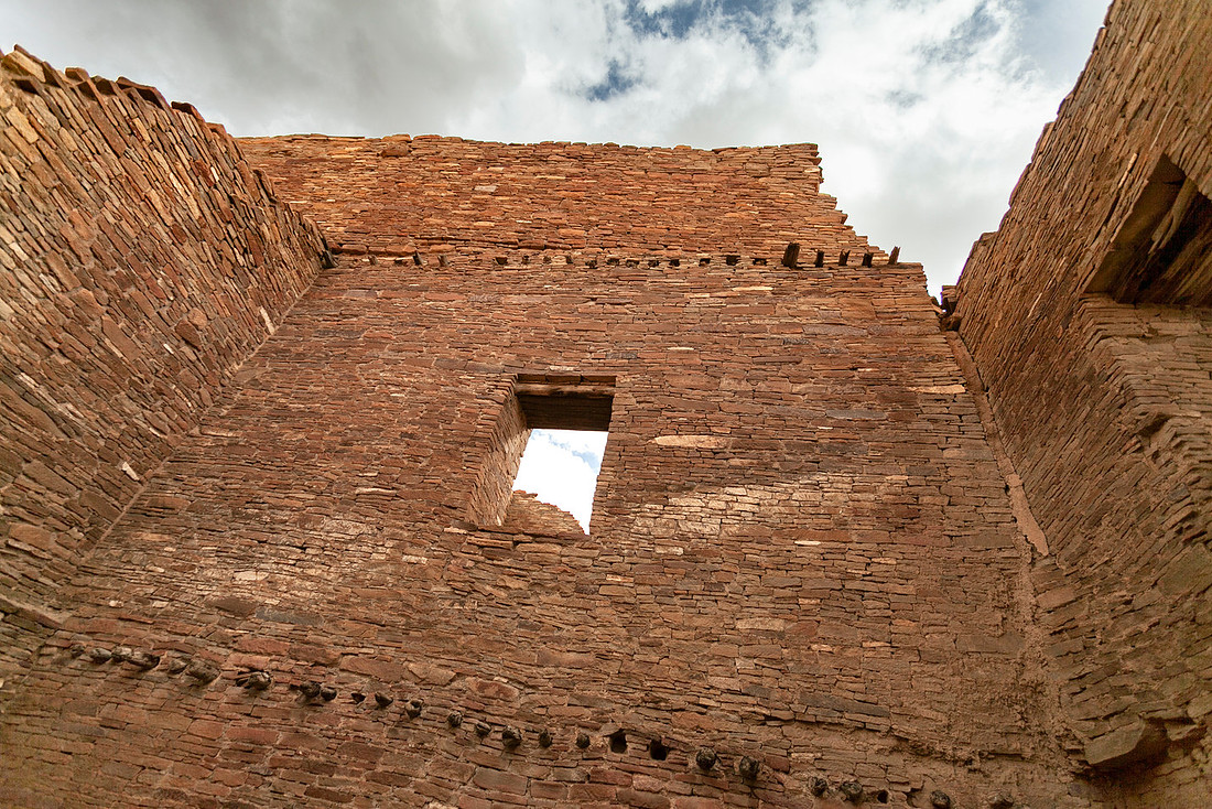 Pueblo Bonito wall and window (2)