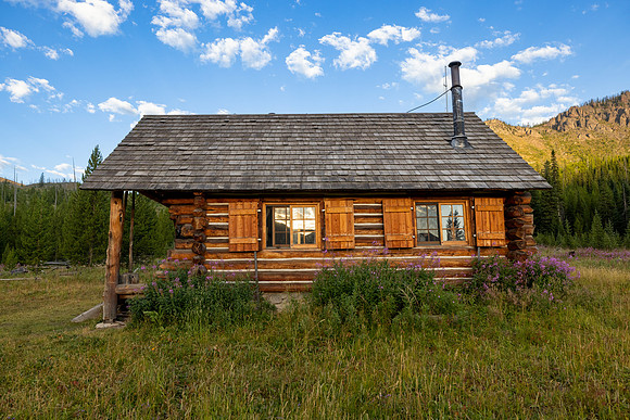 Sportsman Lake Patrol Cabin: east face