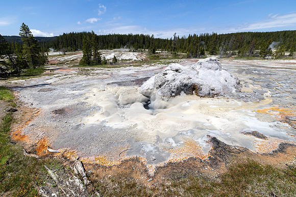 Shoshone Geyser Basin: Minute Man's Pool drained after eruption