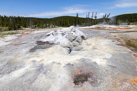 Shoshone Geyser Basin: Minute Man's Pool drained after eruption